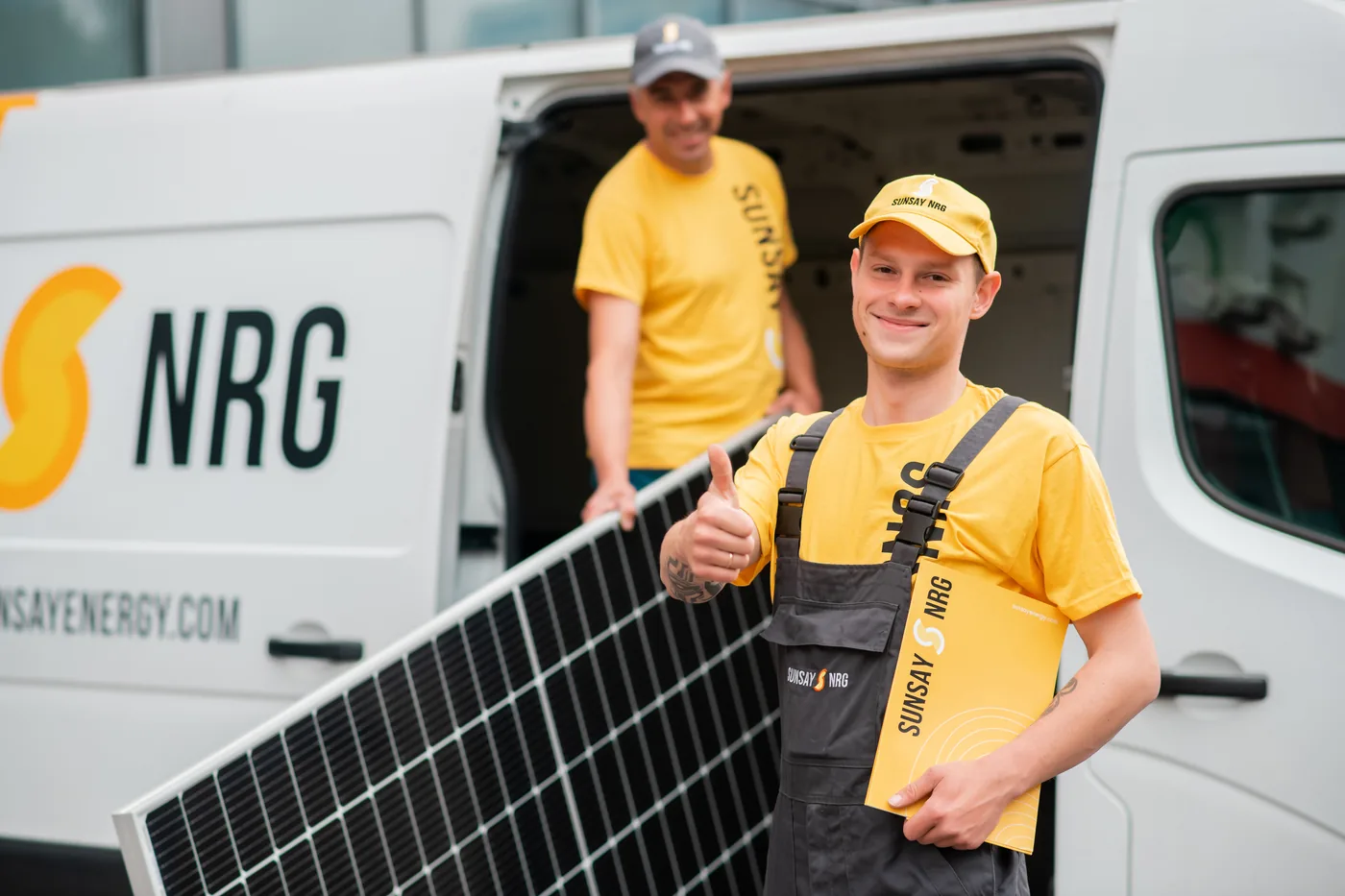 Команда SUNSAY NRG біля службового автомобіля з сонячною панеллю