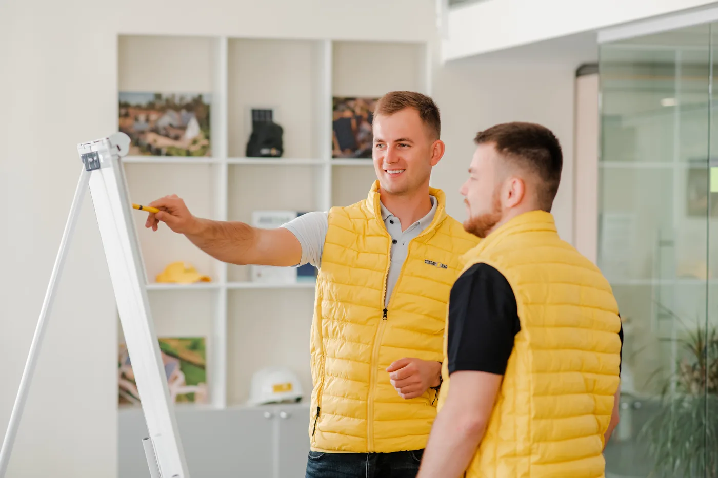 Спеціалісти SUNSAY NRG обговорюють технічне рішення в офісі